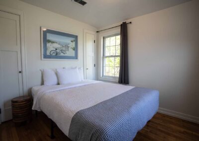 1 Queen bedroom in The Cottage at Beachfront Inn