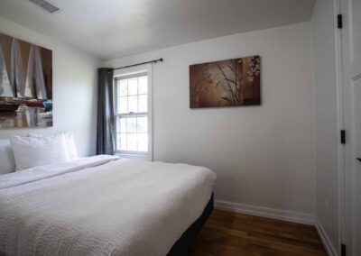 1 King bedroom in The Cottage at Beachfront Inn