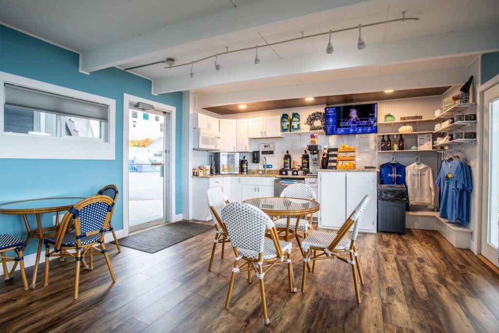 A view of the lobby showing the breakfast area, merchandise store, and seating